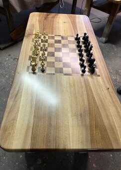 Šachovnicový masívny stôl orech ručná výroba