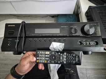 Onkyo zosilnovač