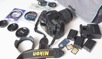 Nikon D7000 s príslušenstvom.