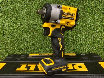 DeWALT DCF921NT Aku rázový uťahovák 1/2" (18V/406Nm/bez aku