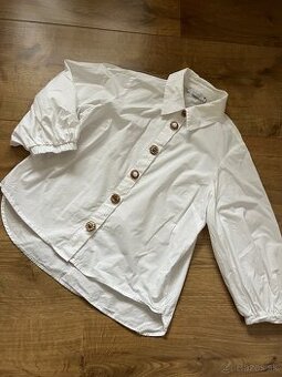 Biela blúzka s výraznými gombíkmi
