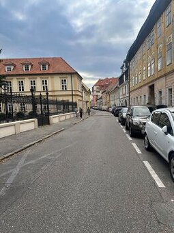 4izbový veľkometrážny staromestský tehlový byt s parkovaním