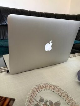 Predam Macbook 2015 pro