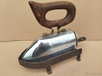 Stará žehlička poniklovany model, zachovala rukojet + podlož