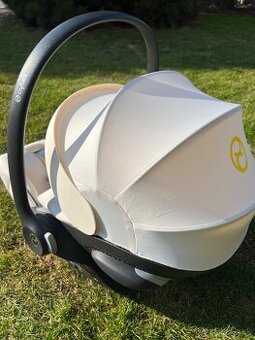CYBEX CLOUD T i-Size Plus a otočný podstavec k autosedačke.
