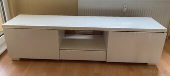 Stolík pod TV