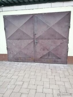 Dvojkrídlová garážová plechová brána