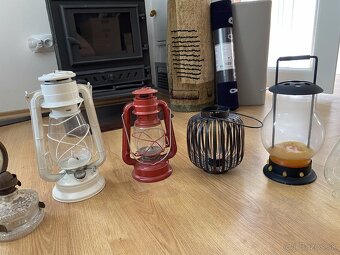 Sklenené fľaše, petrolejové lampy, lampášiky, keramika