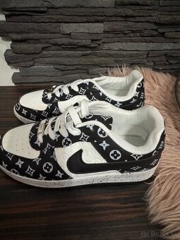 Botasky Nike LV