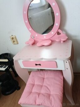 Detský kozmetický stolik