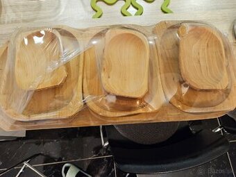 Drevenný set- velká tácka, 6ks stredný tanier, 3 ks malý