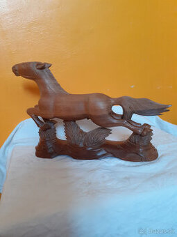 Drevený krásne vyrezávaný kôň, ručná práca