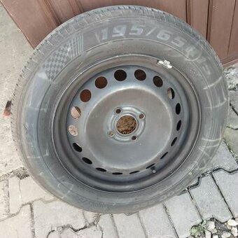 Predám letné pneumatiky 195/65 R15 na plechových diskoch