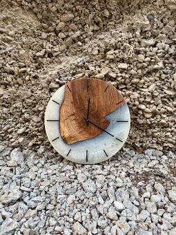 Nástenné hodiny s epoxidom orechové