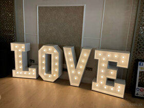 Veľký svietiaci nápis "LOVE" napr. na svadbu