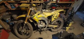 Predám moto 250 replika suzuki + výstroj