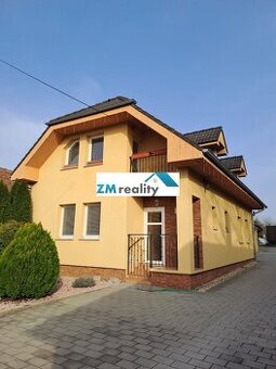 Priestranný rodinný dom s trojgarážou a bazénom k okamž