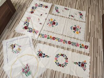 Vyšívané obrusy a dečky