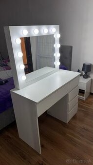 Kozmeticky stolik