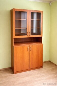 Kancelárska skrinka so sklom