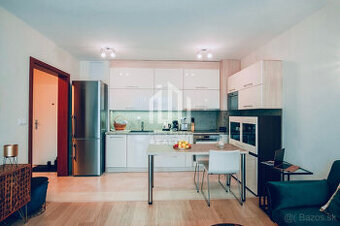 Luxusný dizajnový byt s výhľadom na mesto a rieku – CENTROOM