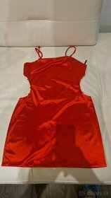 Červené šaty satenové
