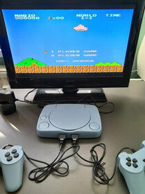 Retro videohra herná konzola funkčná zo Super Mário. Úplne n