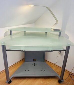 Rohový počítačový stôl z tvrdeného skla + lampa