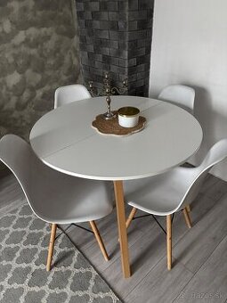 Stôl so stoličkami