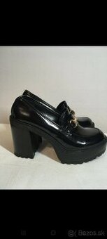 Úplne nové štýlové mokasíny na opätku