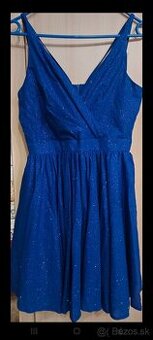 Modré trblietavé šaty na ramienka áčkového strihu