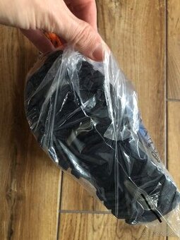 Lidl zimne topanky c.26 (2kusy)