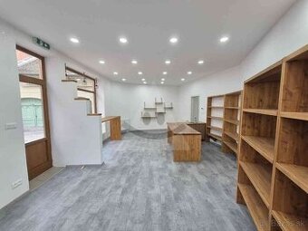 Obchodný priestor v centre mesta Komárna na prenájom