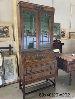 Písací kabinet, sekretár s vitrínou