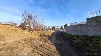 Chata neďaleko výstavby rodinných domov