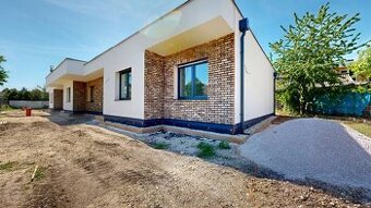 4 izbové rodinné domy priamo v centre obce Miloslavov, záhra