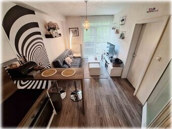 Nová Radvaň / zariadený 1,5 izbový byt s parkovacím miestom