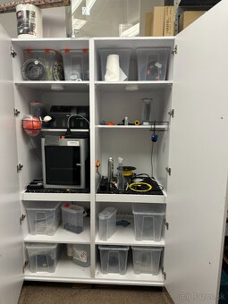 Biela skriňa na 3D tlačiareň s výsuvným mechanizmom