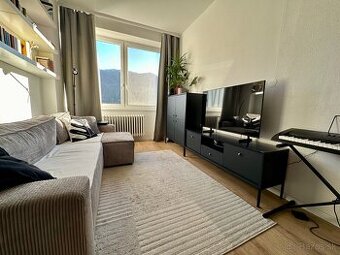 Apartmán s výhľadom na zeleň len 3 minúty od centra BB 🌿