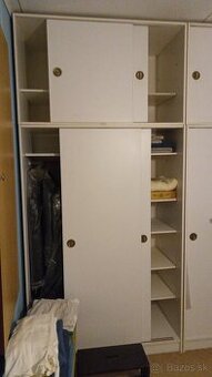 Skrine s nadstavcami a manželská posteľ