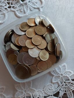 Staré mince a bankovky.