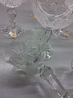 Sada z brúseného skla