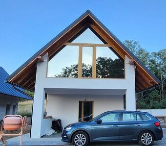 Moderná rekreačná novostavba vo vidieckom štýle