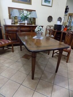 Elegantný jedálenský stôl