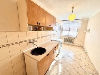 Na predaj: 3-izbový byt s garážou v tehlovej bytovke –Bajč - 1