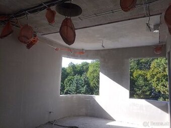 Strojové sádrove omietky