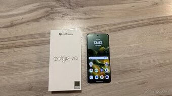 Novinka Motorola Edge 70 zelenej farby + hodinky + sluchadla