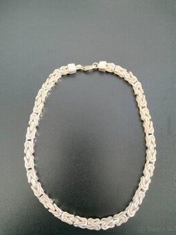 Strieborná retiazka.