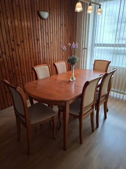 Dreveny jedalensky stol zo stolickami