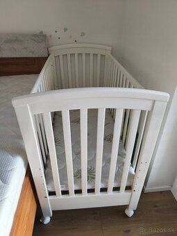 Postieľka so zasúvacou bočnicou